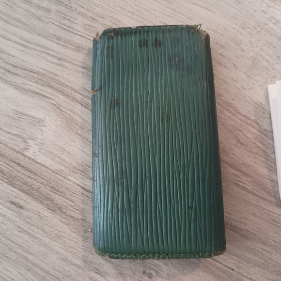 AUTHENTIC Louis Vuitton Green Epi Leather 4 Key Holder - Picture 7 of 7
